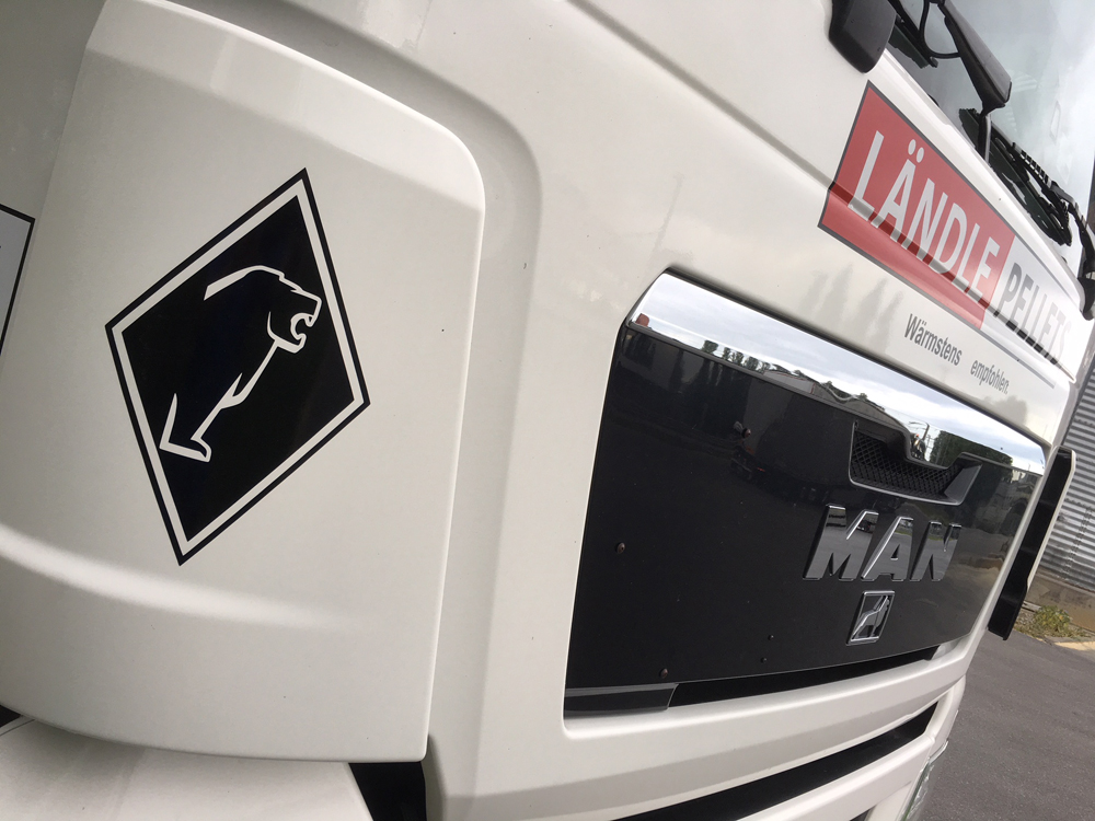 Unsere Raute in Variante 3 angebracht auf dem MAN Truck der Firma Ländle Pellets. Pellets aus Vorarlberg, hergestellt aus reinen Hobelspänen von zertifizierten Lieferanten der Region.